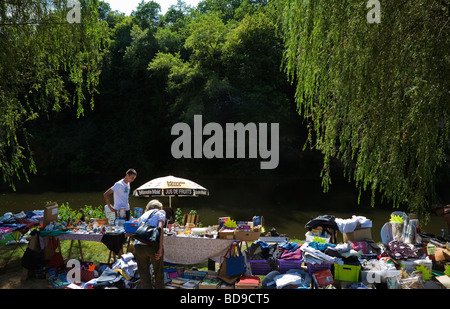 Riverside Sonntag Flohmarkt in Sankt Leon Sur Vezere, Dorgogne, Frankreich Stockfoto