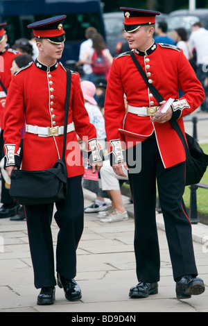 Zwei Grenadier-Gardisten Verkauf von Programmen für den Wechsel der Wache, Buckingham Palace, London, Großbritannien Stockfoto