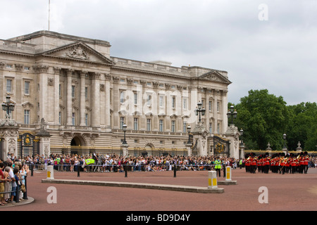 Die Band von den Coldstream Guards verlässt Buckingham Palace nach Changing of the Guard, London, Großbritannien Stockfoto