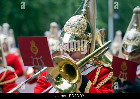 Ein Gefreiter von der Grenadier Guards verlässt nach dem Wechsel der Wache, Buckingham Palace, London, Großbritannien Stockfoto