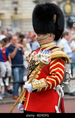 Tambourmajor aus der Grenadier Guards verlässt Buckingham Palace nach Changing of the Guard, London, Großbritannien Stockfoto