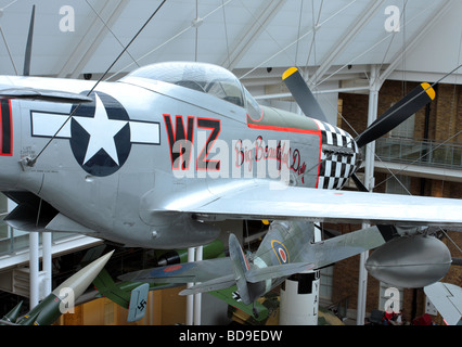 Grosse schöne Puppe, P 51 D Mustang Flugzeuge aus dem Imperial War Museum Plafond ausgesetzt. Stockfoto