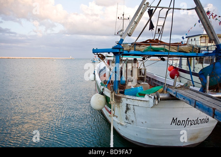 Trawler Manfredonia in den Hafen von Manfredonia Gargano Foggia Apulien Apulien Süditalien Stockfoto