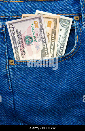 Drei verschiedene US-Währung Dollarnoten in der Tasche der Bluejeans Stockfoto