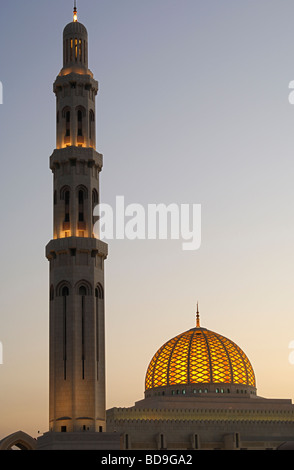 Beleuchtete Minarett und Kuppel des Sultan Qaboos Moschee, Muscat, Sultanat von Oman Stockfoto