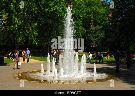 Park-Szene mit Springbrunnen in Russell Square Gardens in Bloomsbury an einem warmen Sommertag, London, Vereinigtes Königreich Stockfoto