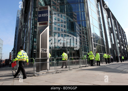 Polizei außerhalb der Royal Bank of Scotland im Zentrum von London Stockfoto