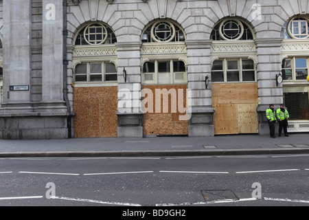 Gebäude für die G20-Proteste in London an Bord Stockfoto