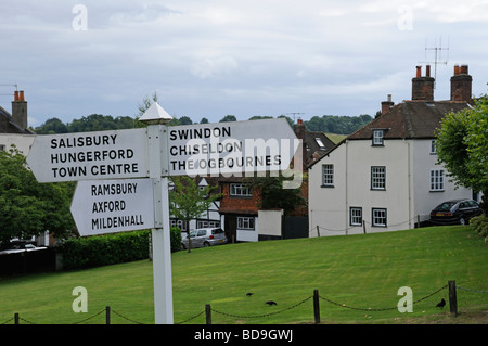 Wegweiser durch den Dorfplatz In Marlborough, Wiltshire, England, UK Stockfoto