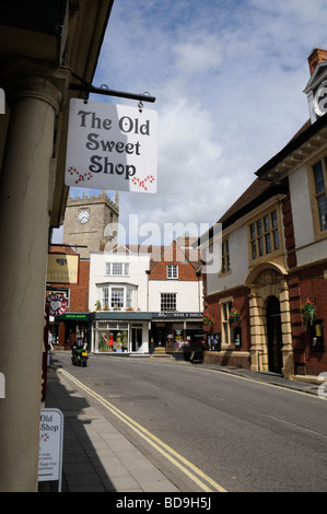 Das alte Konditorei Zeichen mit der Marienkirche im Hintergrund Marlborough, Wiltshire, England, UK Stockfoto