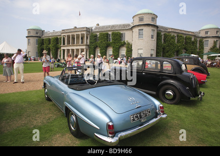 Oldtimer-Klassiker, die vor Goodwood House, West Sussex, England, Großbritannien, geparkt sind Stockfoto