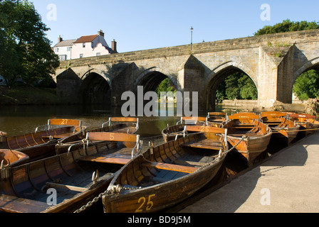 Ruderboote auf dem Fluss tragen Durham County Durham England Stockfoto