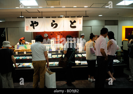 Kunden kaufen Lebensmittel in einem Supermarkt Tokio Japan Stockfoto