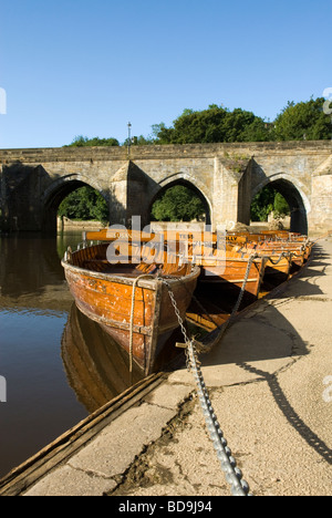 Ruderboote auf dem Fluss tragen Durham County Durham England Stockfoto