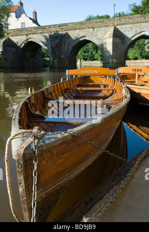 Ruderboote auf dem Fluss tragen Durham County Durham England Stockfoto