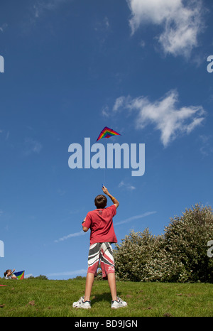 Junge rote Drachen Blau Himmel Broadway Tower UK Stockfoto