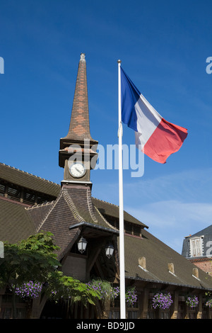 Die französische Flagge oder Tricolore Fliegen außerhalb der Halle in Etretat, Normandie, Frankreich, Europa Stockfoto