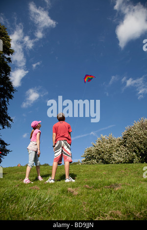 Jungen und Mädchen, die roten Drachen Blau Himmel Broadway Tower UK Stockfoto