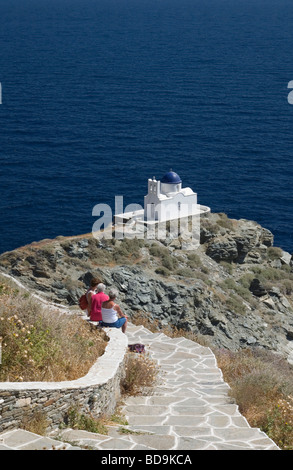 Griechenland - weiß blau Kuppelkirche auf einer felsigen Landzunge, Sifnos Insel, Griechenland Stockfoto
