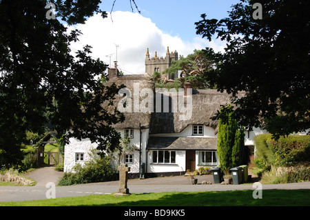 Thatched Cottage und Kirche in North Bovey Village Dartmoor Nationalpark Devon England Stockfoto