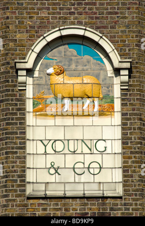 Bild von einem Widder, Symbol der jungen & co-Brauerei, in der Krone und Anker Kneipe auf Chiswck Landstraße, Chiswck, West-London, england Stockfoto