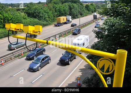 Luftaufnahme Autofahrer, die auf der Autobahn M25 fahren Variable durchschnittliche Radarkameras überwachen den Verkehr, der in einen Bauabschnitt von Essex England einfährt Stockfoto