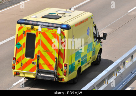 Östlich von England Krankenwagen mit Geschwindigkeit auf Notruf M25 Autobahn Stockfoto