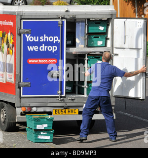 Tesco Supermarkt Rückansicht Fahrertür des Lieferwagens für Zugriff auf Online-Lebensmitteleinkäufe Lieferung in Kisten an Kunden nach Hause England UK Stockfoto