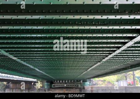 Linien von Nieten in Stahlträger auf Unterseite der Eisenbahn Brücke über Fluss Stockfoto