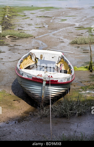 Ein Boot auf dem Fluss Stour an MANNINGTREE, BRITAINS kleinste Stadt Stockfoto