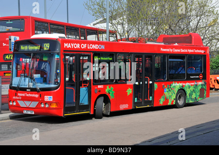 Grüne rote Bus powered by Electric Hybrid-Technologie Stockfoto