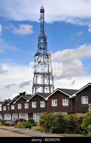 Telekommunikation-Mast erhebt sich über Häuserzeile Stockfoto