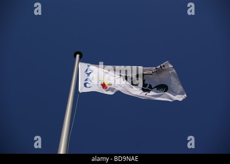 Flagge, Chateau Tayac, St. Seurin-de-Bourg, mit Blick auf die Gironde-Mündung in der Nähe von Bordeaux, Gironde, Nouvelle-Aquitaine, Frankreich Stockfoto