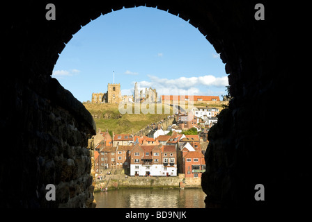 Blick auf Whitby Abtei von West Cliff Whitby North Yorkshire England Stockfoto