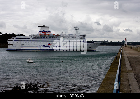 Brittany Ferries Passagier Fähre verlassen den Hafen von Saint-Malo für Großbritannien Stockfoto