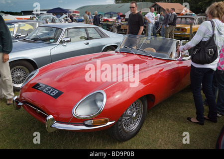 Oldtimerbus Cabrio rot E Typ Jaguar auf dem Display an einem Tag der offenen Tür an der Kent gliding Club in Kent England UK Stockfoto