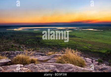 Nadab Auen bei Sonnenuntergang von der Spitze des Ubirr Rock. Kakadu National Park, Australien Stockfoto