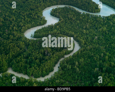 Ein sich windender Fluss, der seinen Weg durch üppige Landschaft von Johor Stockfoto