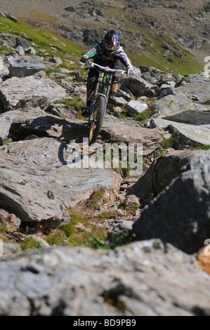 Ein downhill Mountainbiker reitet durch Felsen in Les Arcs in den französischen Alpen Stockfoto