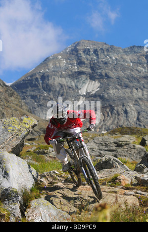 Ein downhill Mountainbiker reitet durch Felsen in Les Arcs in den französischen Alpen Stockfoto