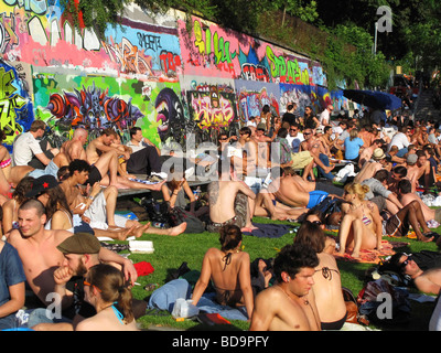 Clôturé am Fluss Limmat Menschen Sonnen Zürich Schweiz Stockfoto