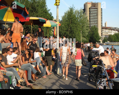 Clôturé am Fluss Limmat Menschen Sonnen Zürich Schweiz Stockfoto