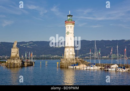 Hafen von Lindau am Bodensee (Bodensee) mit Erbe Wahrzeichen Leuchtturm Stockfoto