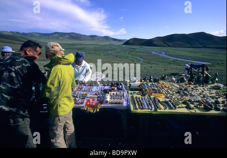 Touristen kaufen Souvenirs am Aussichtspunkt des Orkhon-Tal, Mongolei Stockfoto