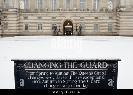 Schnee auf dem Ändern des Zeichens Wache vor Buckingham Palace London England Great Britain Stockfoto