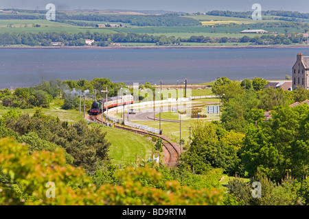 Jugendakademien und Kinneil Eisenbahn Dampfzug entlang das Vorland an Bo'ness Motor Nr. 246 Stockfoto