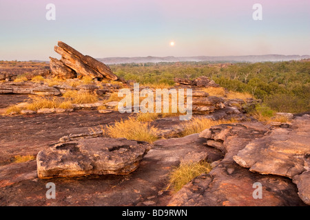 Der Mondaufgang über Ubirr Rock im Kakadu National Park zum UNESCO-Weltkulturerbe. Australien Stockfoto