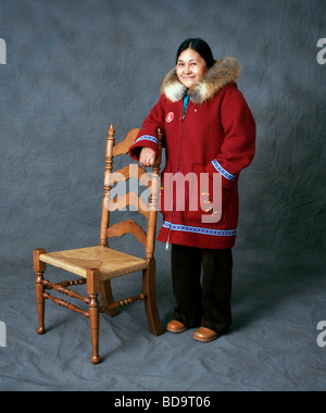 Farbe-Studio-Porträt einer Inuit-Frau trägt einen traditionellen Parka in einem Fotostudio in Iqaluit Nunavut, Kanada Stockfoto