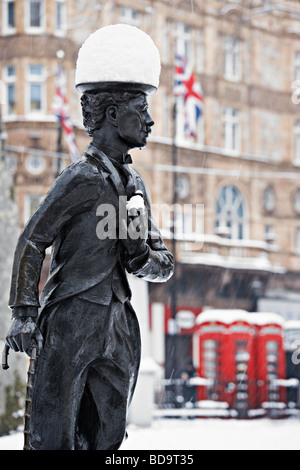 Schnee auf Charlie Chaplin Statue Leicester Square in London England Stockfoto