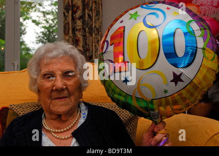 Ältere Dame zu Hause auf ihren 100. Geburtstag, Alton, Hampshire, UK. Stockfoto